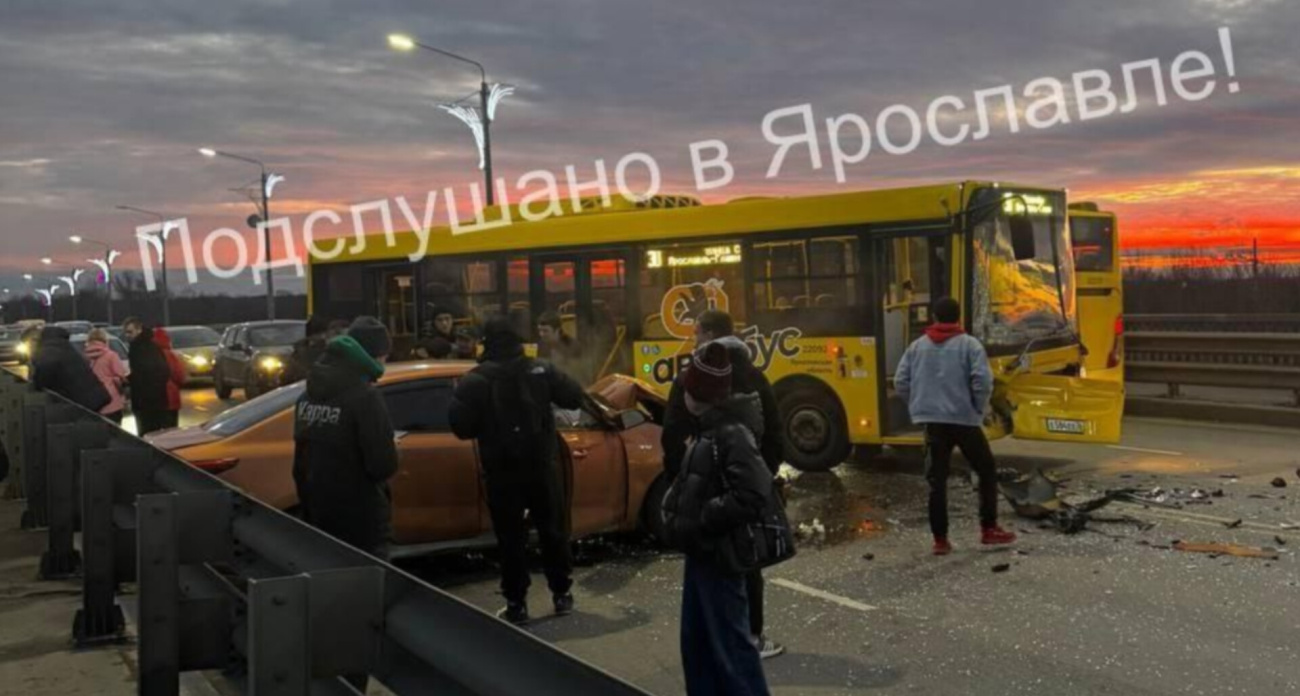 На Октябрьском мосту столкнулись пассажирский автобус и Киа: "Водителю стало плохо"
