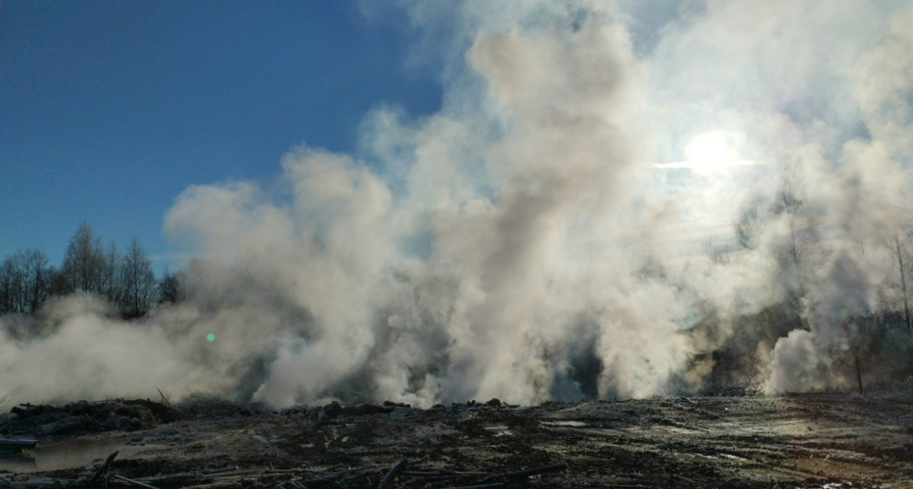 Под Ярославлем сжигают снесенные развалюхи