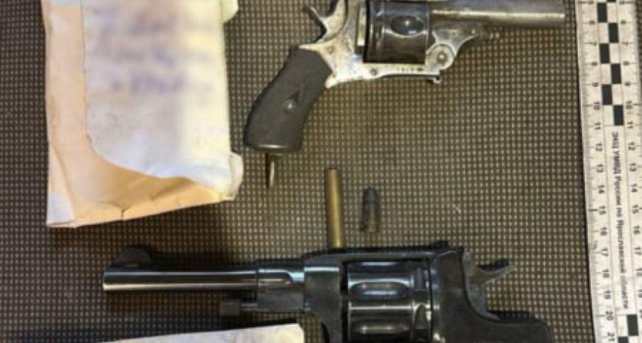 Дореволюционные револьверы нашли в стене дома в центре Ярославля