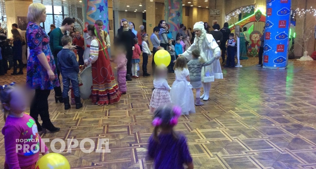 Новогодние елки 2025-2026 в Ярославле: сколько стоят, и куда сводить ребенка