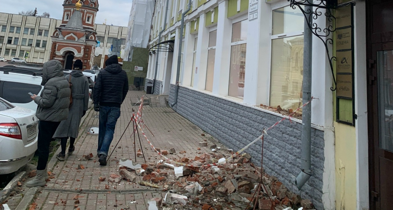В центре Ярославля обрушились кирпичи с фасада здания