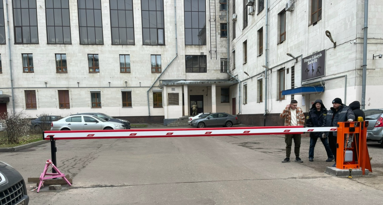 Въезд во двор ДК Добрынина перегородили шлагбаумом 