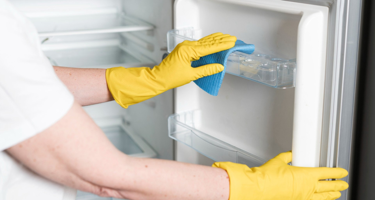 Три аптечных средства вернули белизну старому холодильнику: проверено на личном опыте – от желтых пятен 