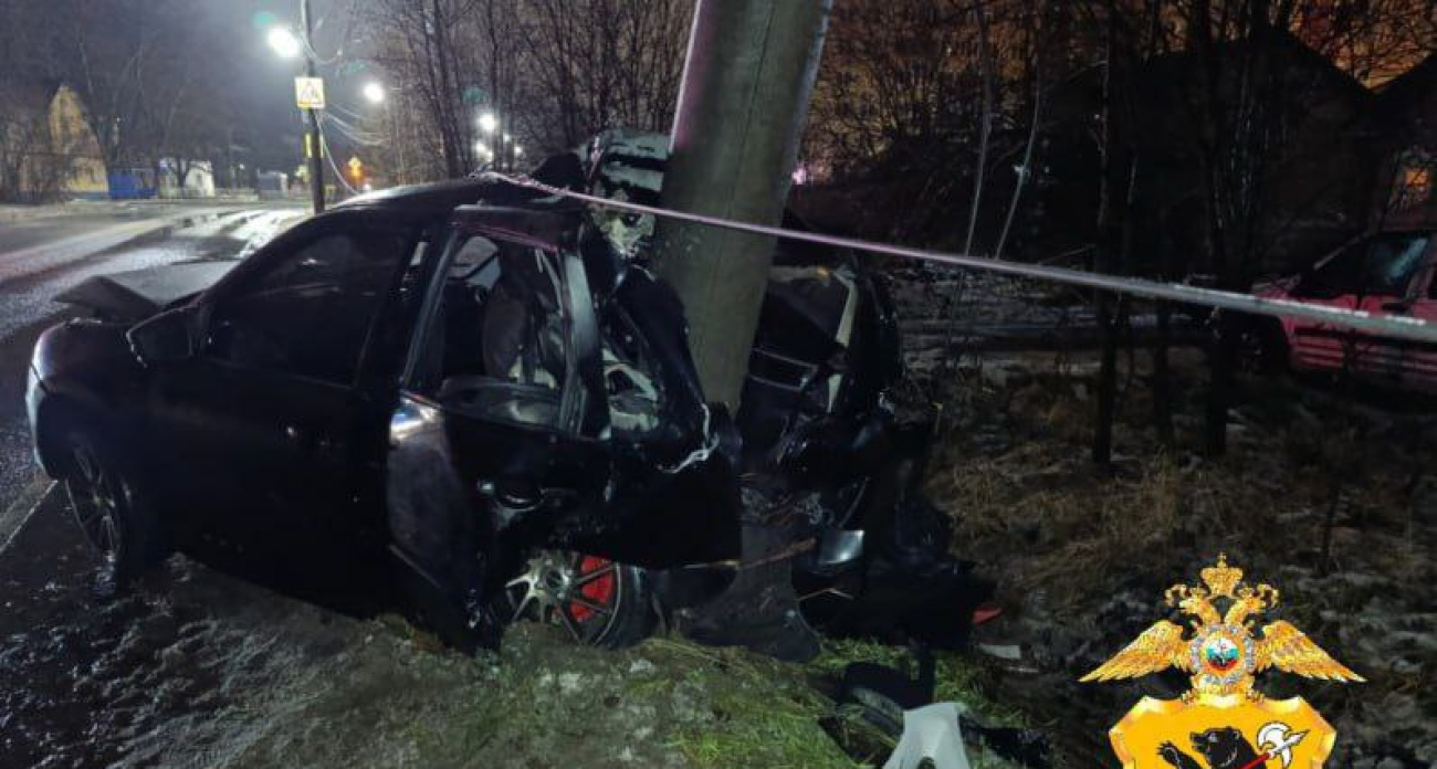 В Ярославле водитель врезался в фонарный столб