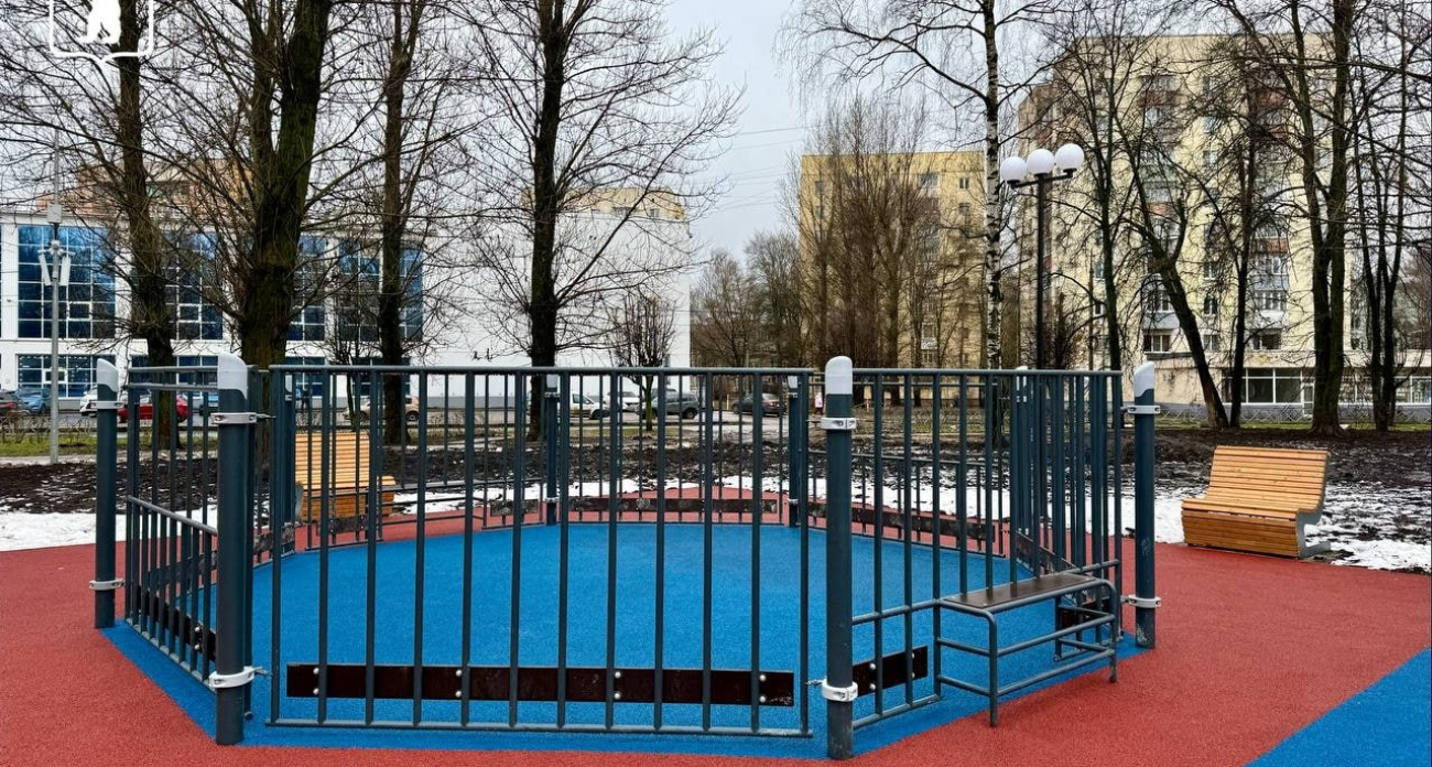 В сквере на проспекте Толбухина установили площадку для панна-футбола 