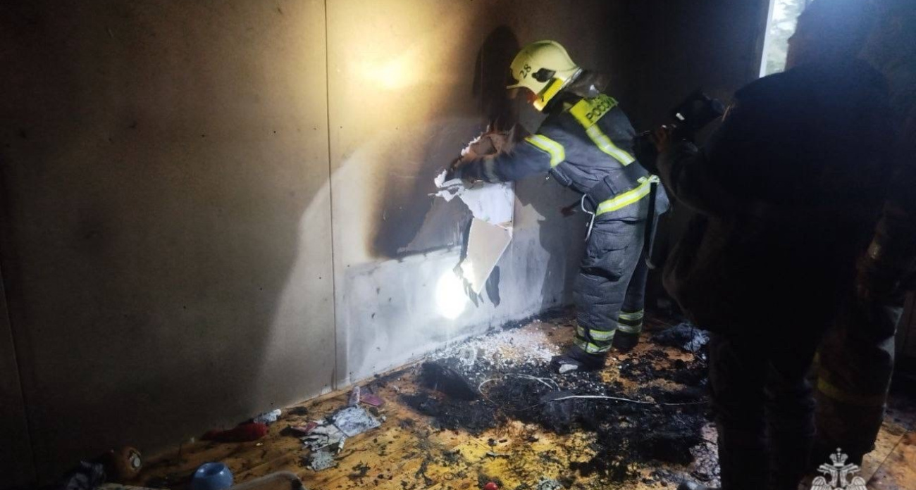 Из-за зарядки для телефона под Ярославлем загорелась квартира