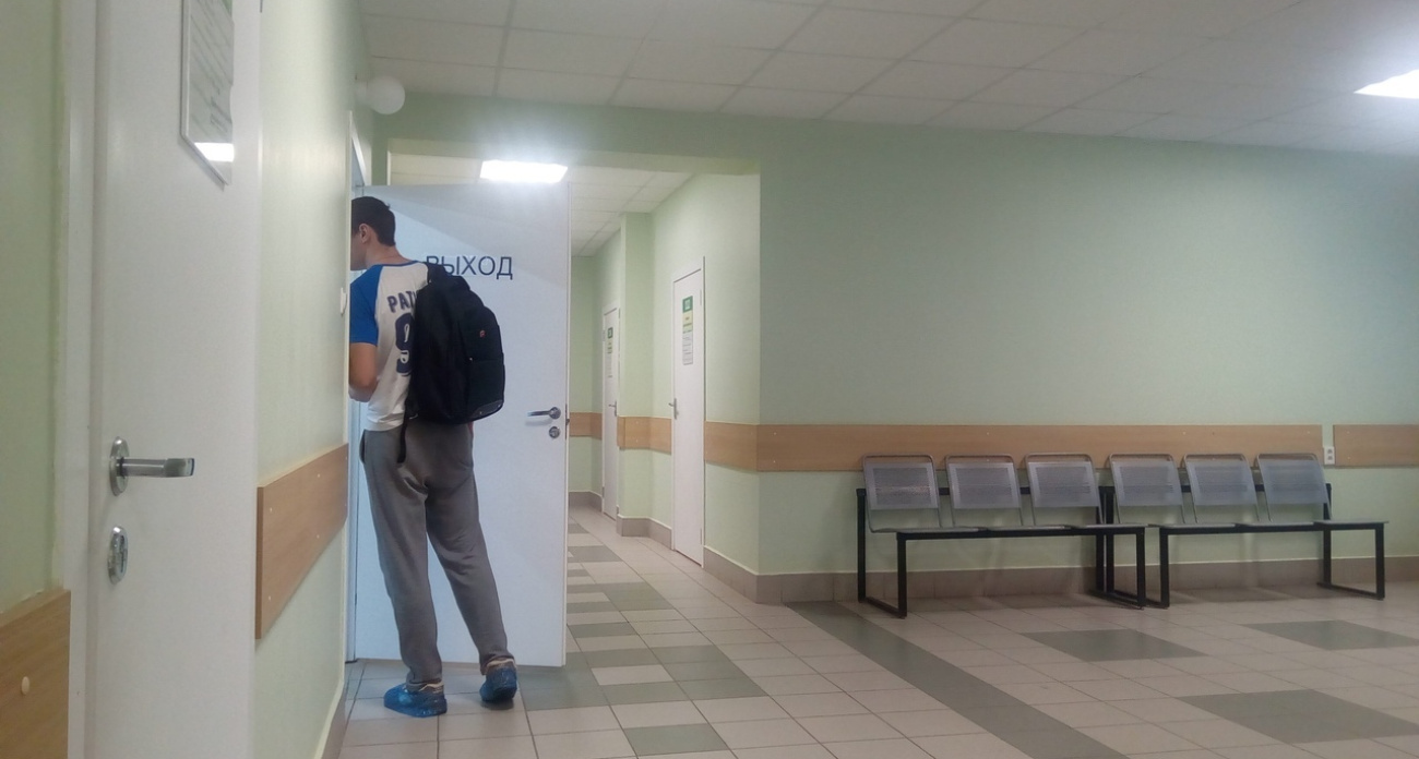 В Ярославле учеников перестали пускать в школу без бахил 