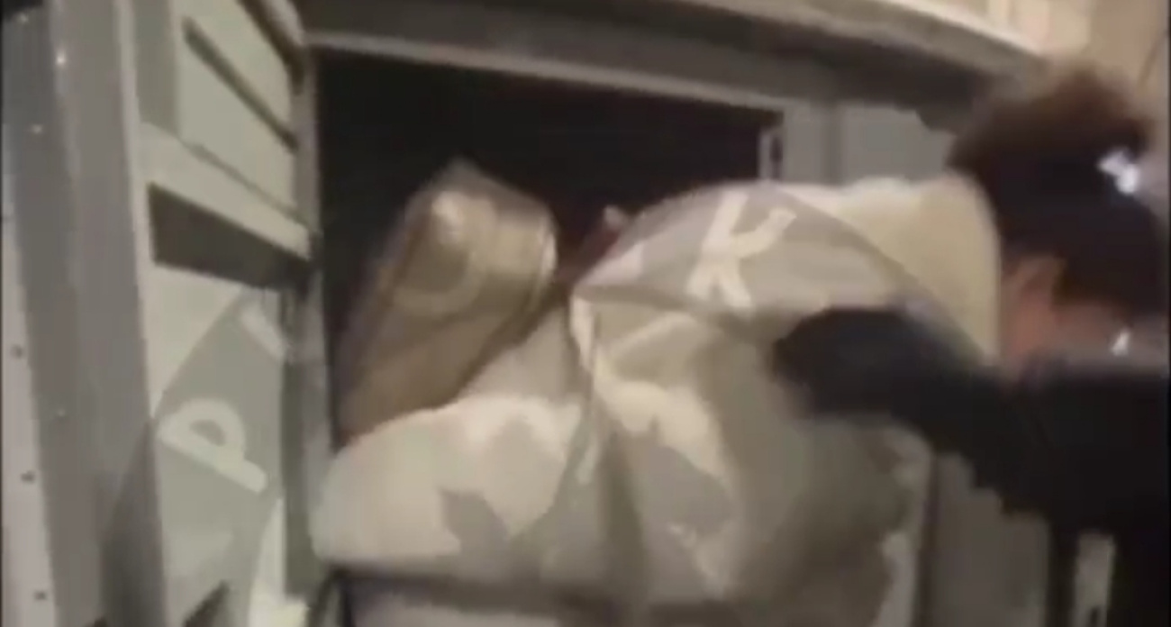 Появилось видео задержания  женщины, которая угрожала учительнице в Ярославле 