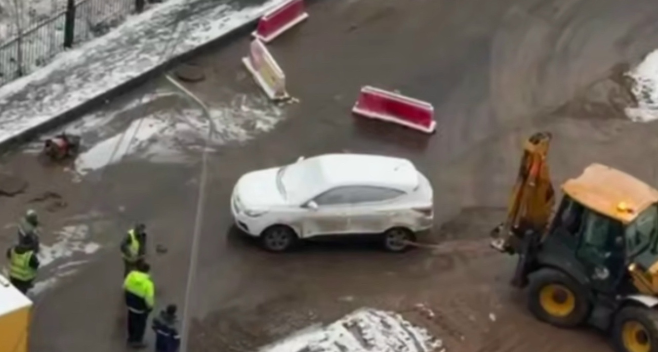 Дорожники эвакуировали чужую машину из-за ремонта