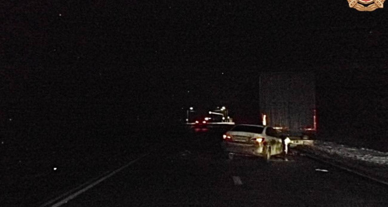 Под Ярославлем водитель легковушки врезался в стоящую на дороге фуру