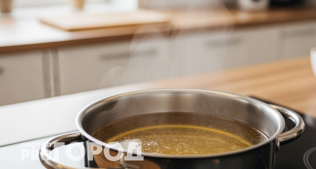 Шеф-повар поставил жирную точку в спорах: сливать ли первую воду при варке мясного бульона