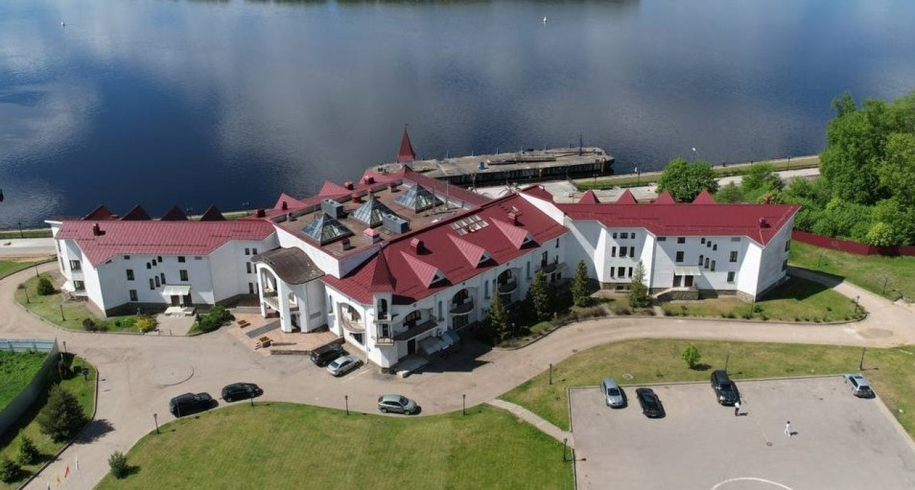 Область избавляется от бывшего отеля Azimut на берегу Волги: львы и выпуклый телевизор прилагаются