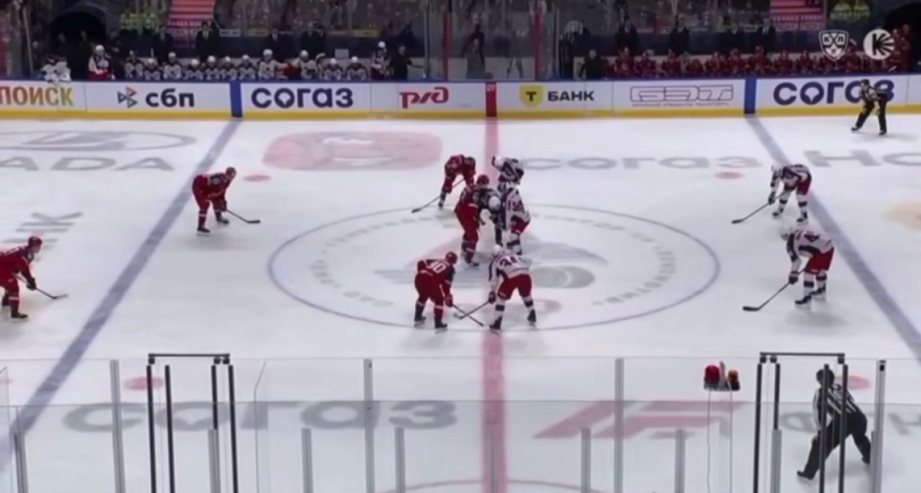  Во время хоккейного матча судья обматерил тренера ярославского "Локомотива"