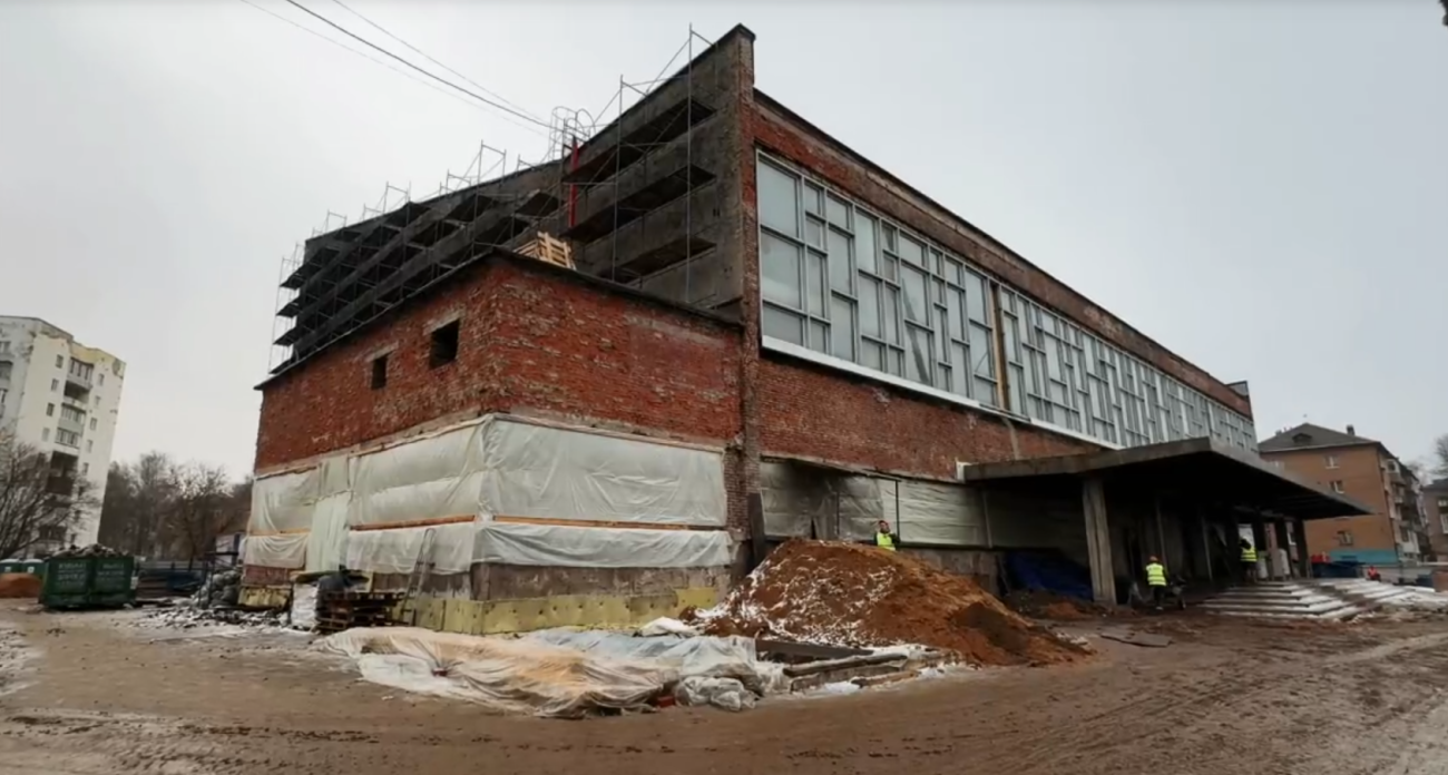 Бассейн «Лазурный» трещит: строители меняют проект на ходу