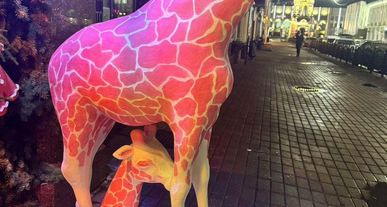  Вандалы "обезглавили" жирафа в центре города: их ищет полиция 