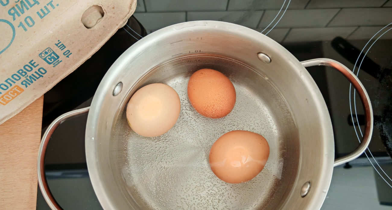 Больше не выбрасываю яичную скорлупу: вот как она помогает при уборке