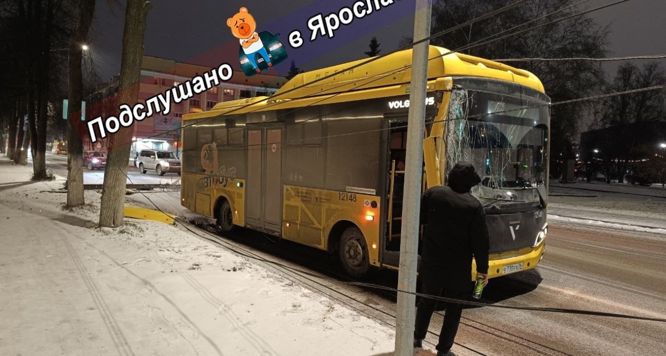 В центре Ярославля автобус въехал в столб: "Он просто его снес, ехал в телефоне"