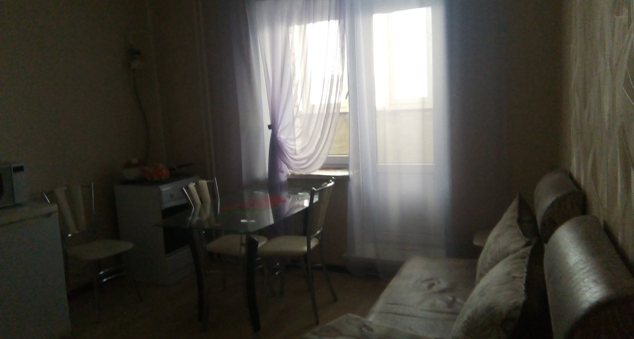 Откажитесь от дивана у стены: дизайнеры объяснили, почему гостиная выглядит дешевле