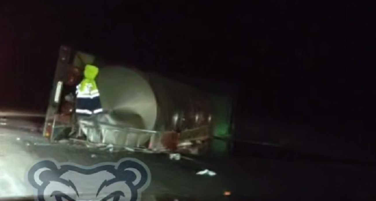 На трассе М-8 под Ярославлем грузовик перевернулся на бок