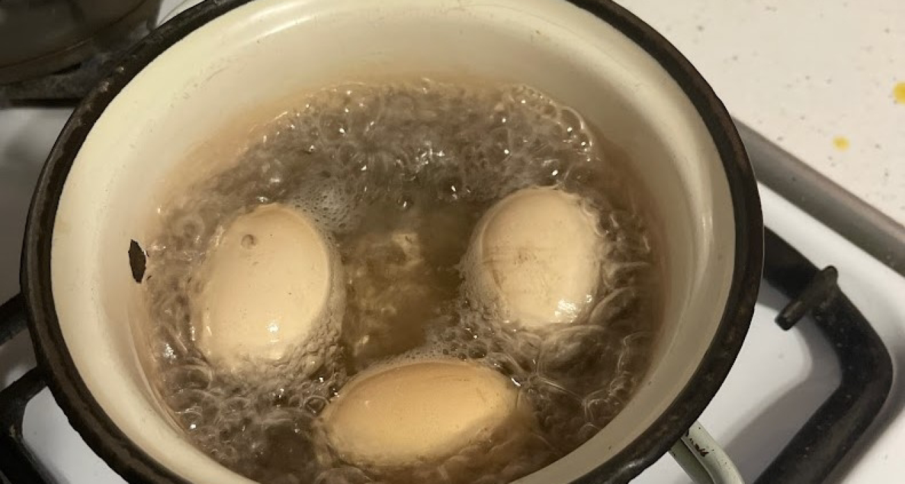 Не выливаю воду после варки яиц: вот почему опытные хозяйки делают так всегда