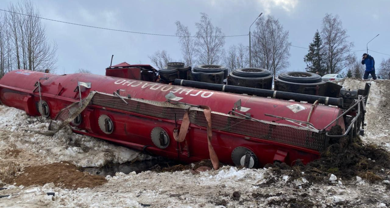 Фура с дизелем перевернулась в Ярославской области: ущерб оценили в 2 млн