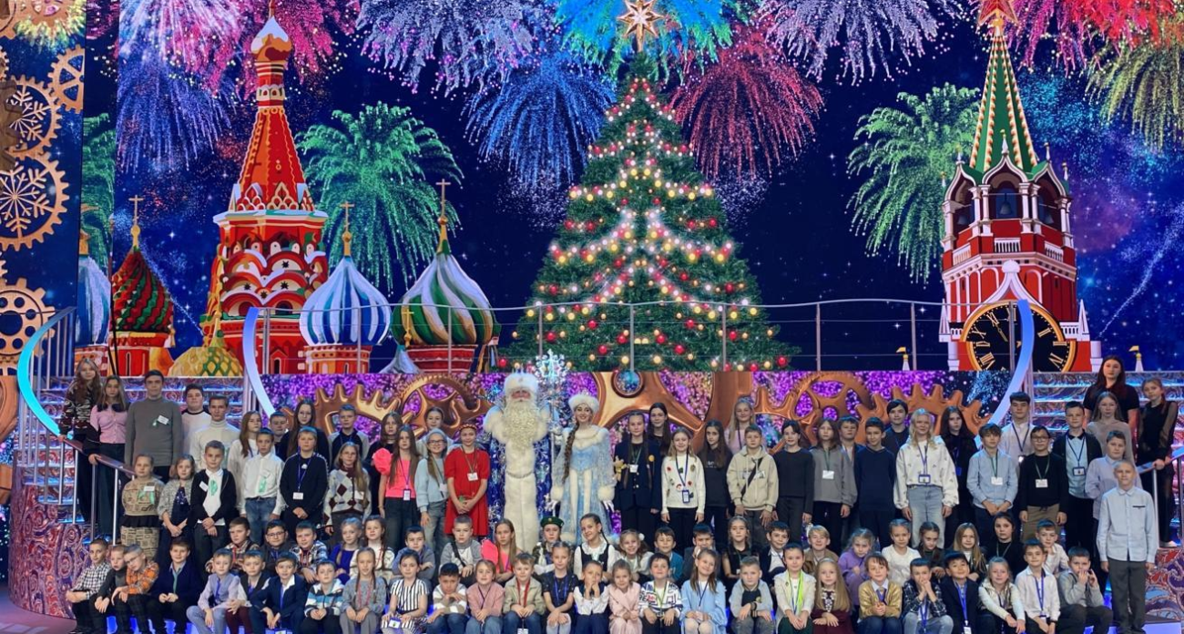 120 детей из Ярославля на главной елке: семьи защитников и многодетные на Кремлевской сцене