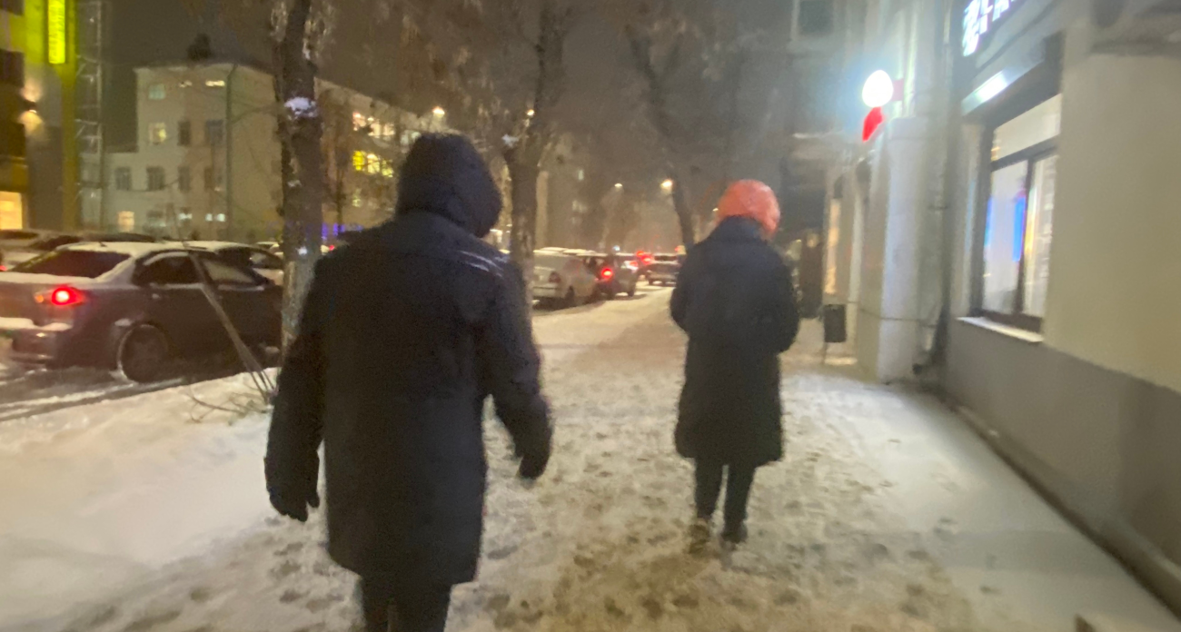 Выдает глупость и необразованность: в этом слове нет буквы "Д", но каждый второй ее упорно вставляет