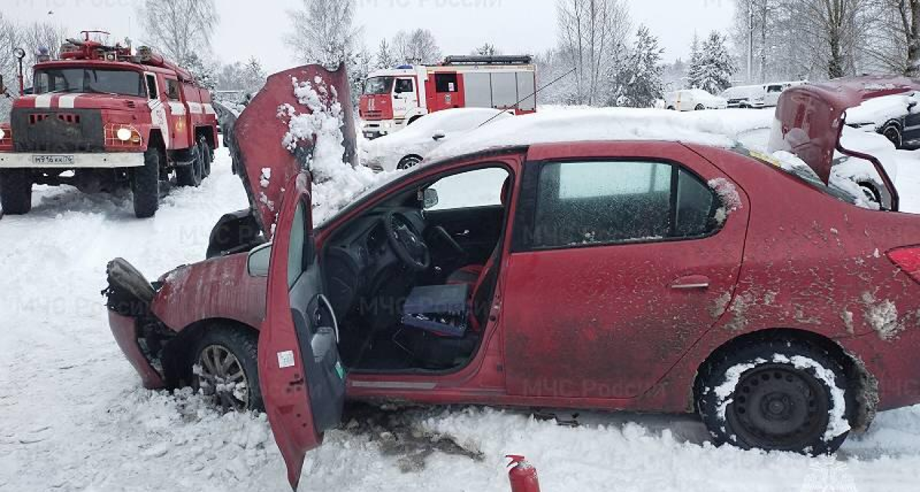 На улице Гоголя и в Октябрьском загорелись моторы двух авто