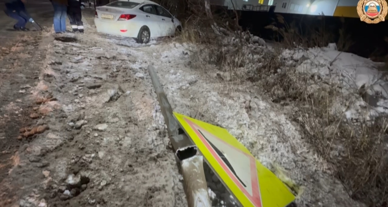 В Ярославле  водитель  столкнулся со столбом  и погиб 