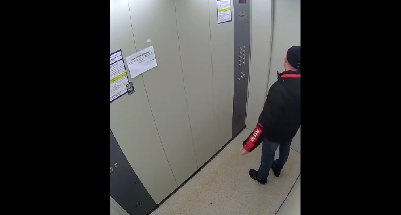 Ярославец плюнул в лифте на 3000 рублей штрафа перед камерой