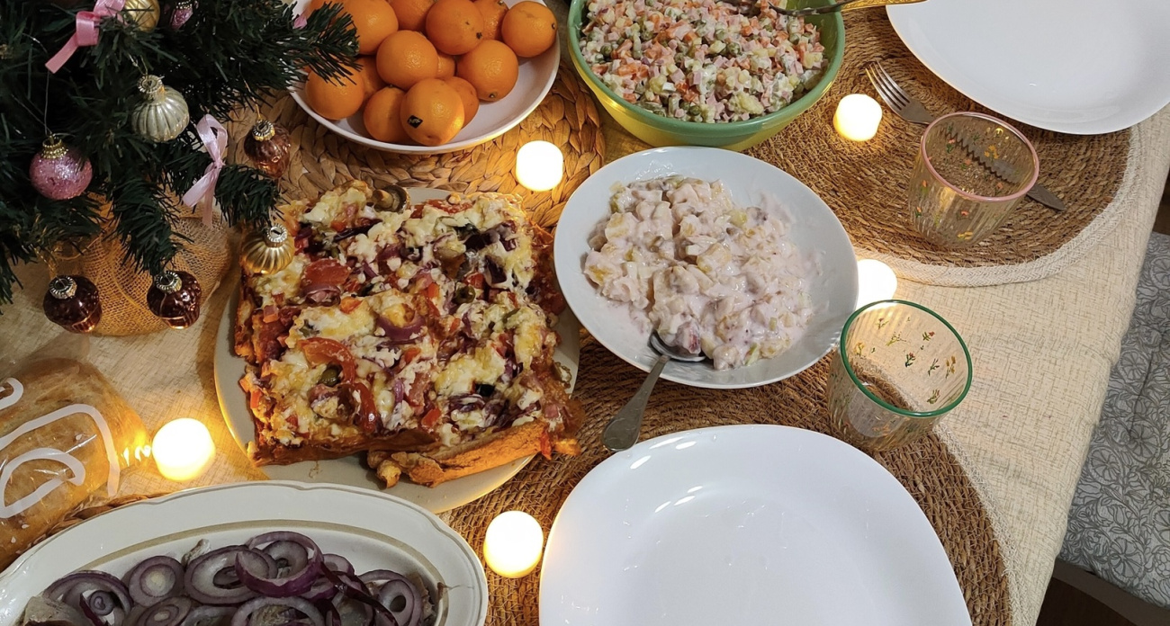 Что обязательно поставить в центр новогоднего стола, чтобы год был богатым: всегда работает