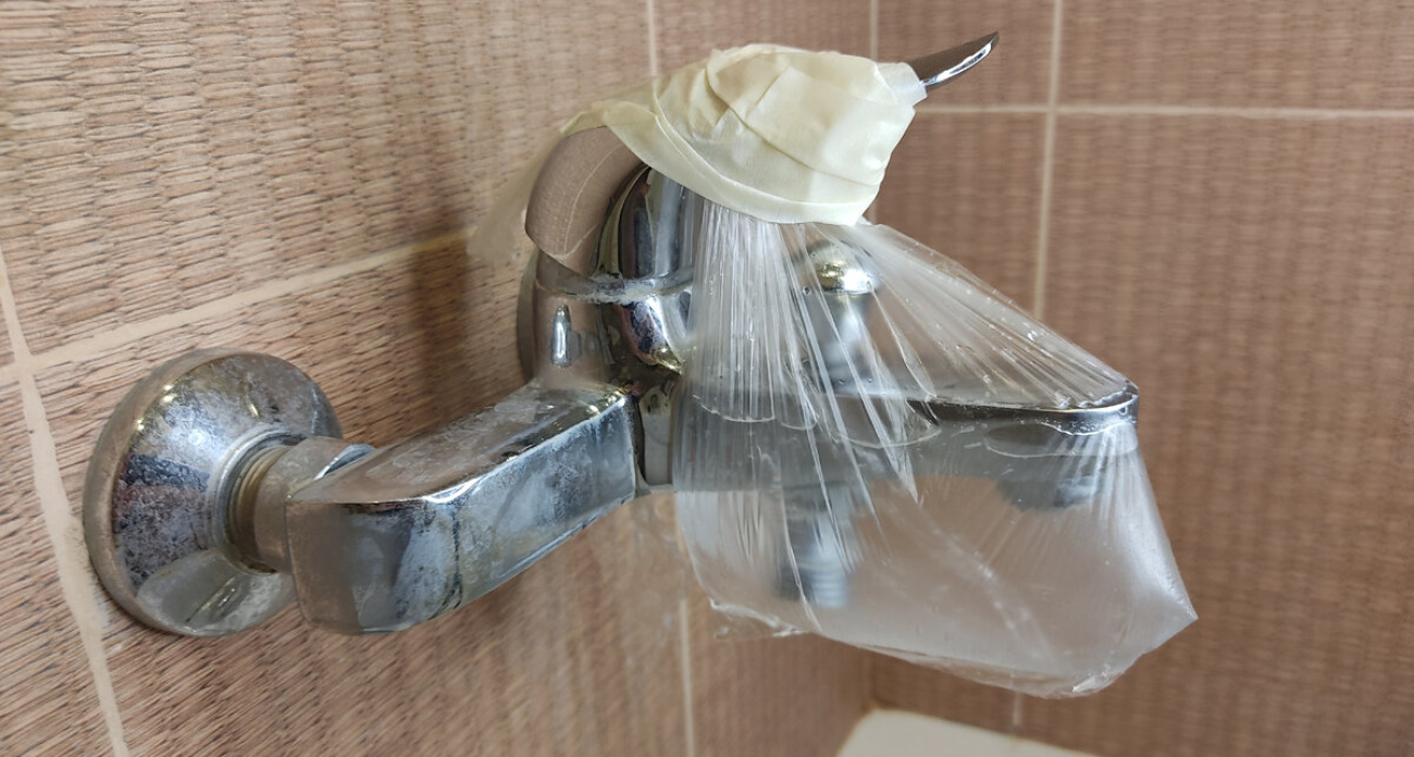 Сантехники молчат об этом методе: отчистил забитый кран с помощью пакета за 2 часа – ни налета, ни плесени