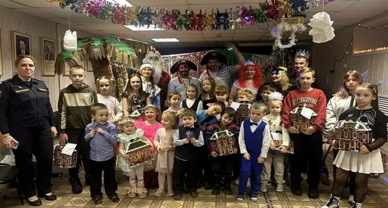 Судебные приставы исполнили мечту 10-летнего Артема на новогодней елке