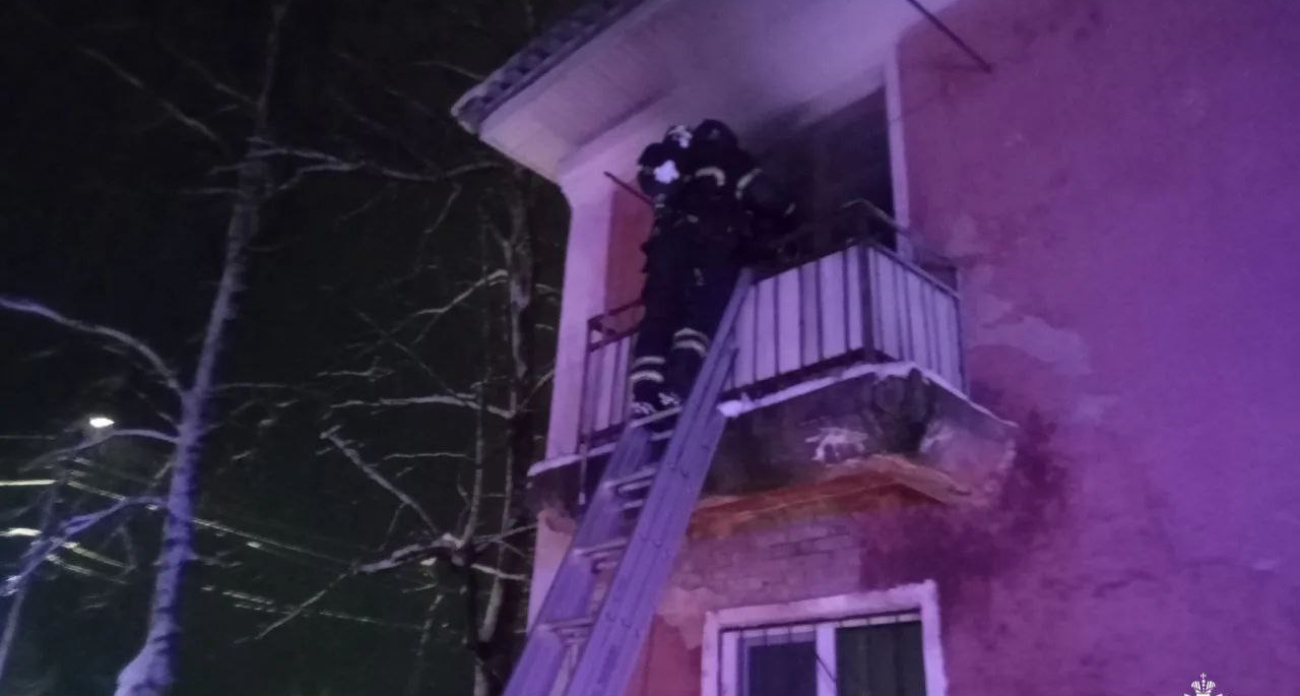 В Рыбинске с балкона горящей квартиры спасли двух человек 31 декабря