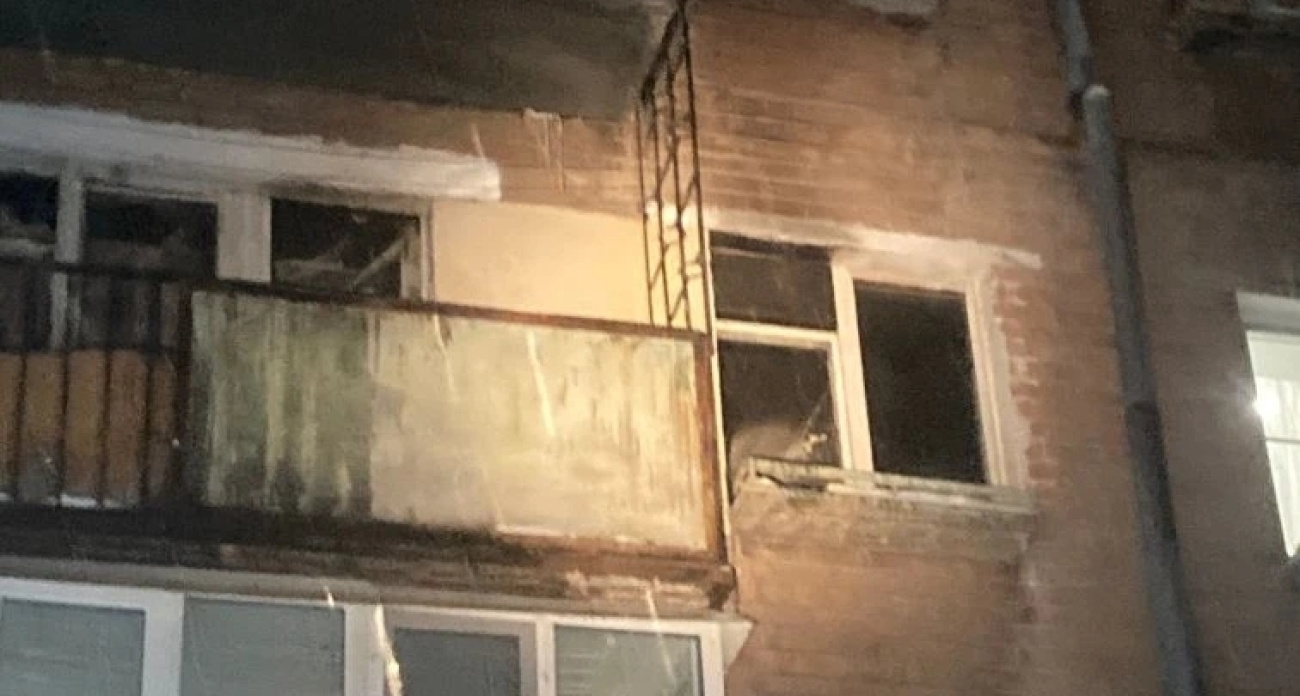Пожар испортил Новый год жителям дома на Титова: незадолго до курантов эвакуировали 12 человек 