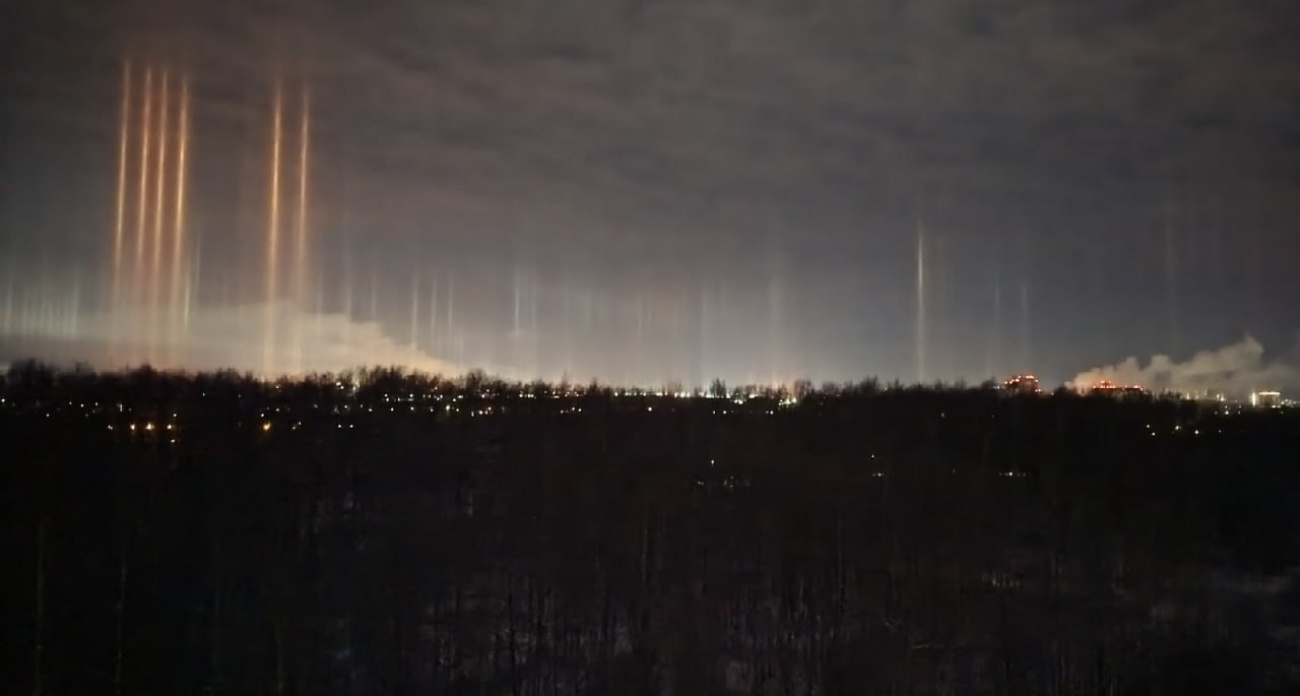 В небе над Ярославской областью заметили световые столбы