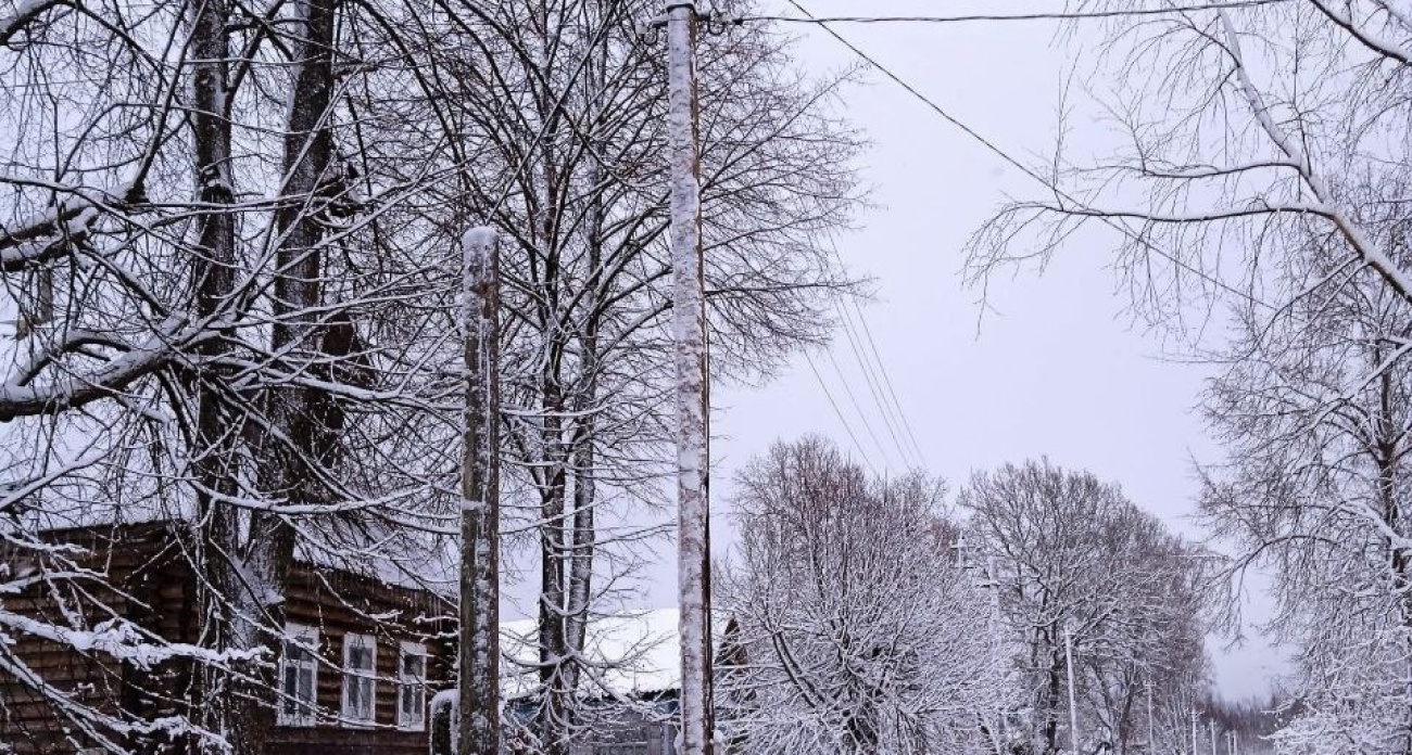 В Тутаевском районе прокуратура заставила поменять столбы освещения
