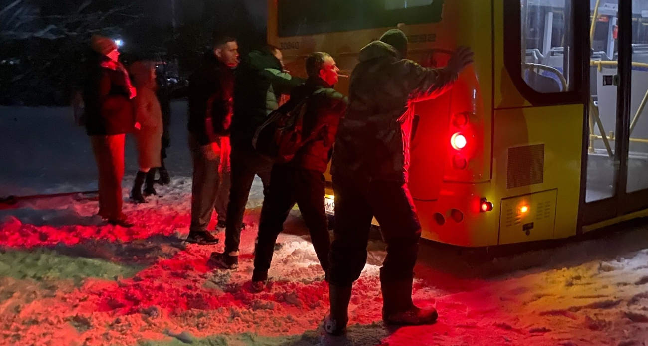В Ярославской области пассажиры выталкивали автобус из сугроба 