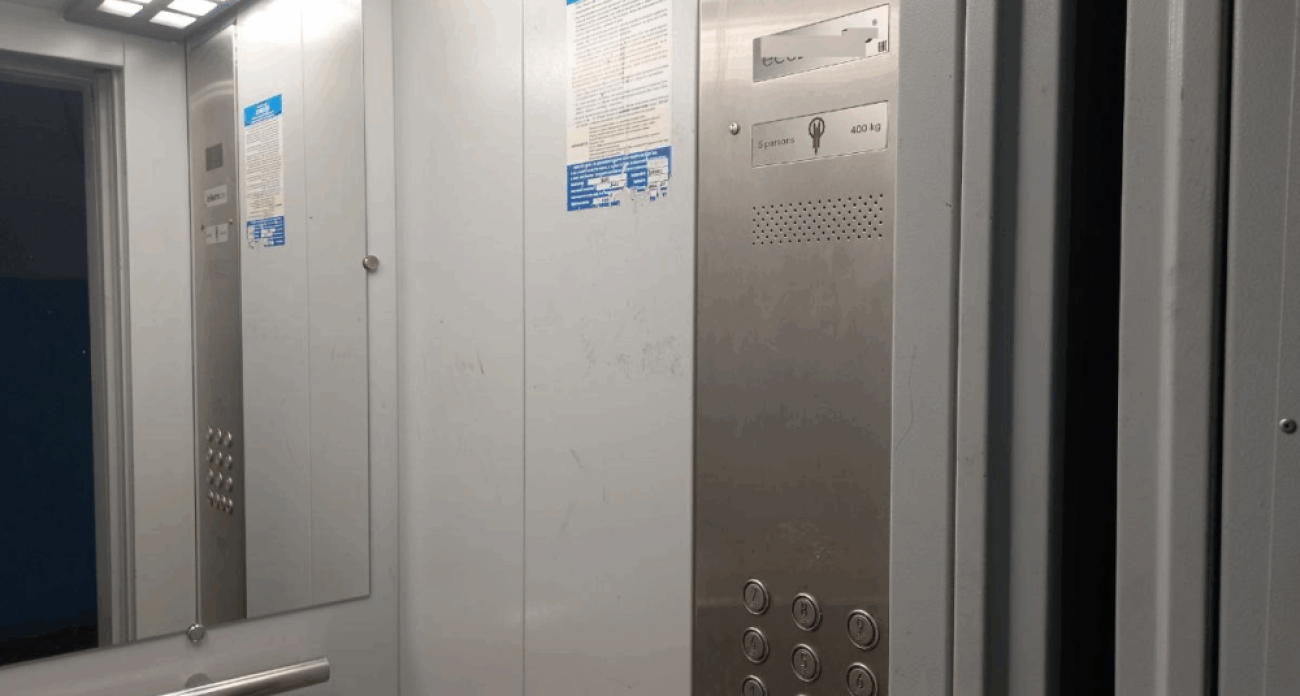 Ярославцы выиграли суд против «Ярославльлифт»: по 50 тысяч за лифт с дырами и следами насекомых