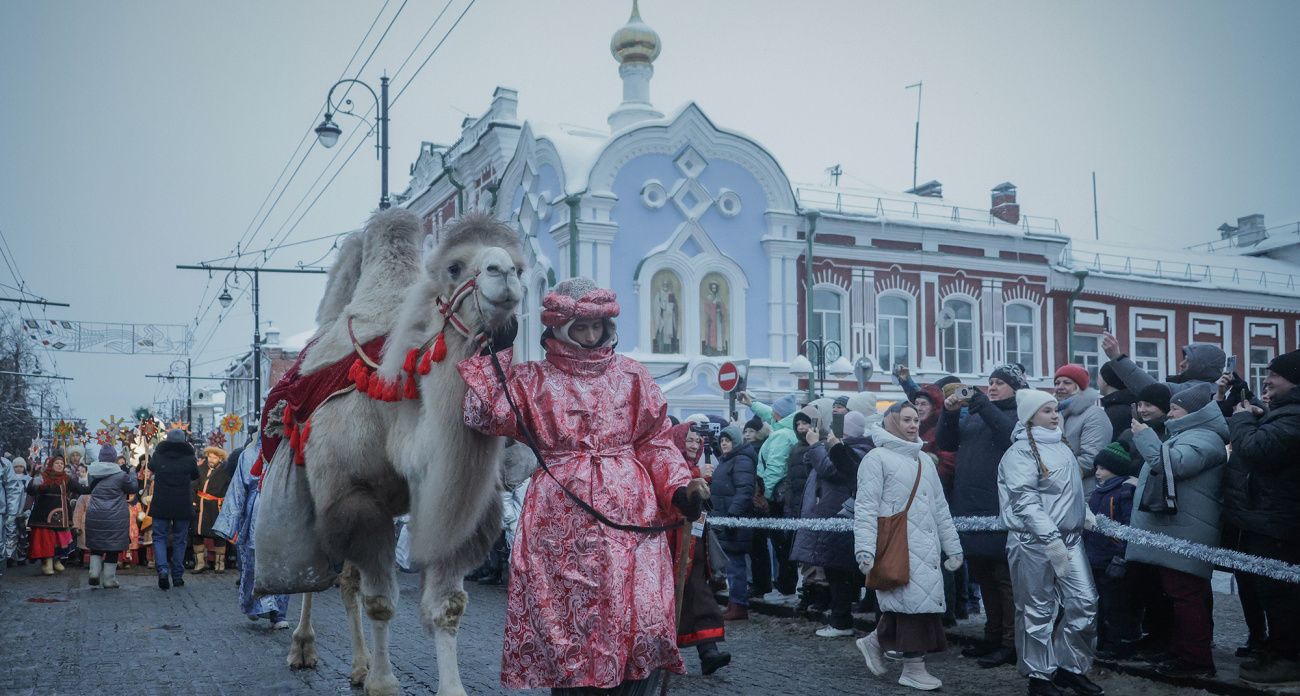 В Рыбинске прошло рождественское шествие с волхвами и верблюдом 