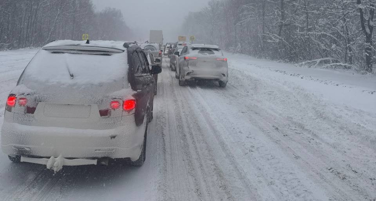 На участке трассы М-8 ограничили движение и развернут пункт обогрева для водителей
