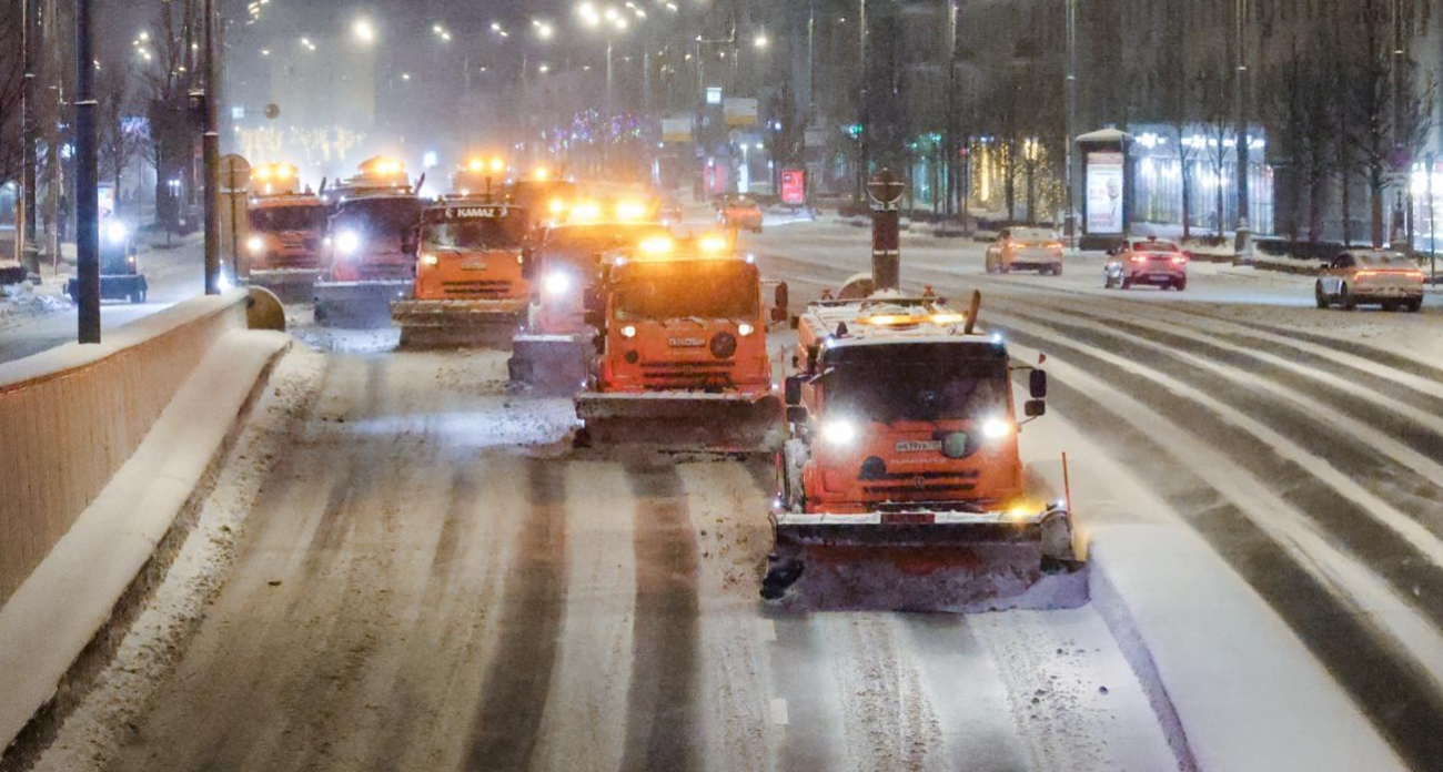 Трассу М-8 открыли для легковушек, но грузовики застряли на переславских горках