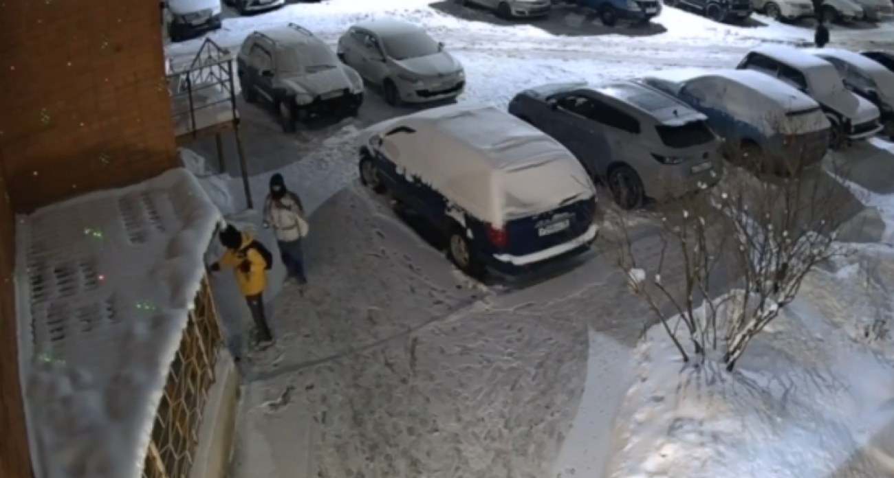 Двое в масках изуродовали десятки домов на Нефтестрое наркорекламой — попали на видео