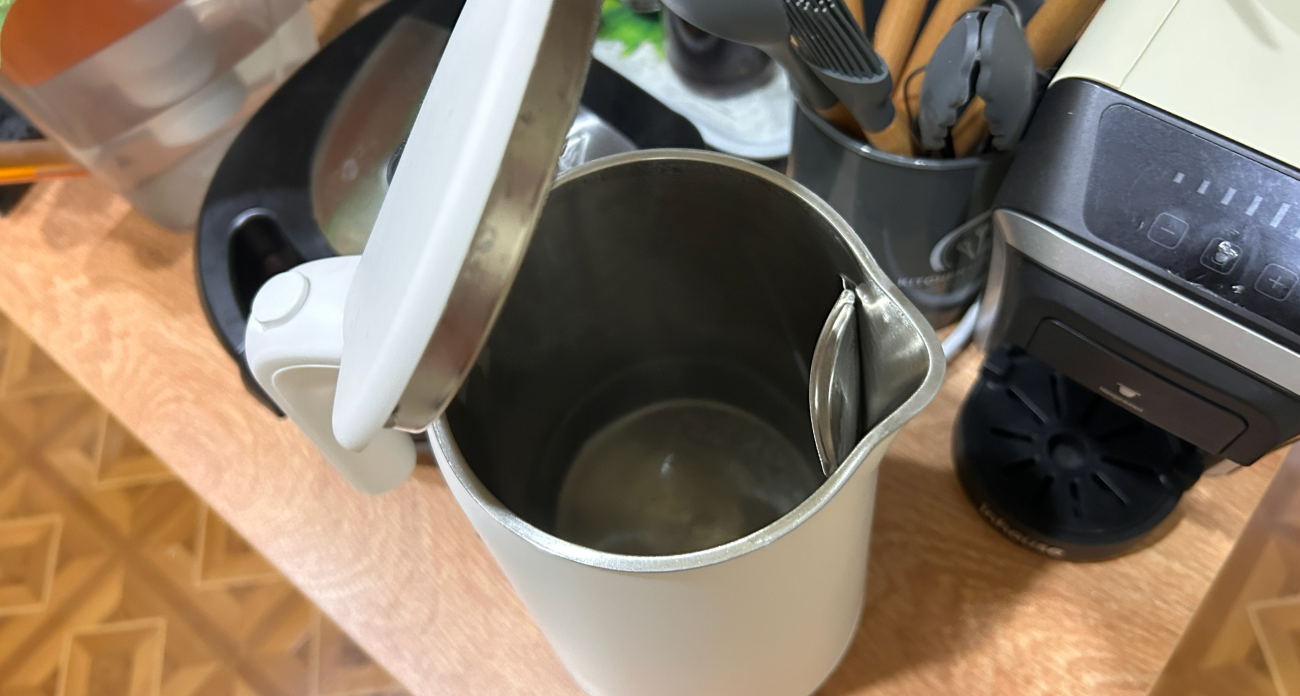 Химия не понадобится: нашла способ чистить чайник за 5 минут без усилий – забудьте про уксус и соду