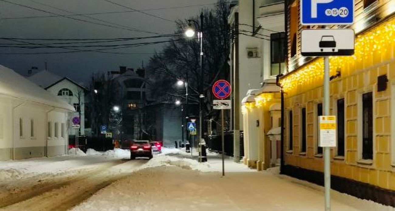 Сугробы вместо стоянки: жители Ярославля требуют очистить платные парковки