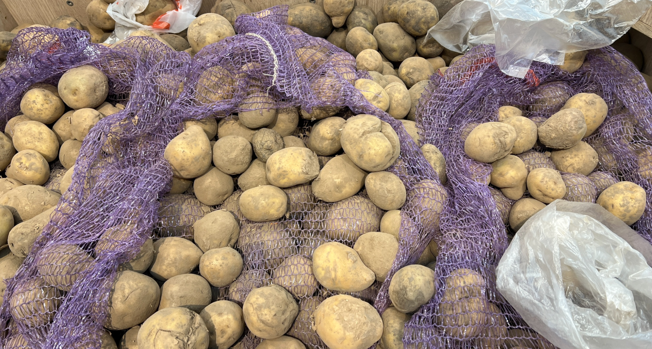 Нельзя хранить картошку под раковиной, только в одном месте она будем у вас не прорастать