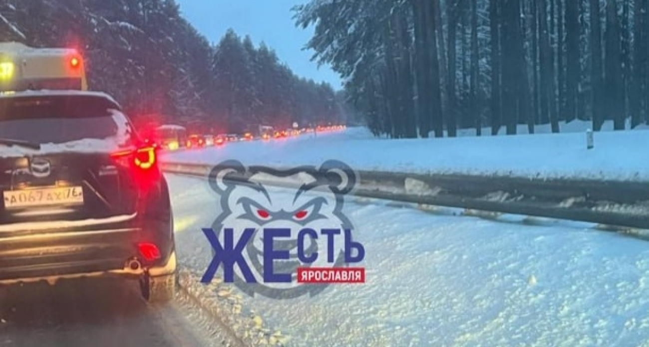  Ярославцы встали в пробку в Заволжском районе: " За 1 час проехали 300 метров"