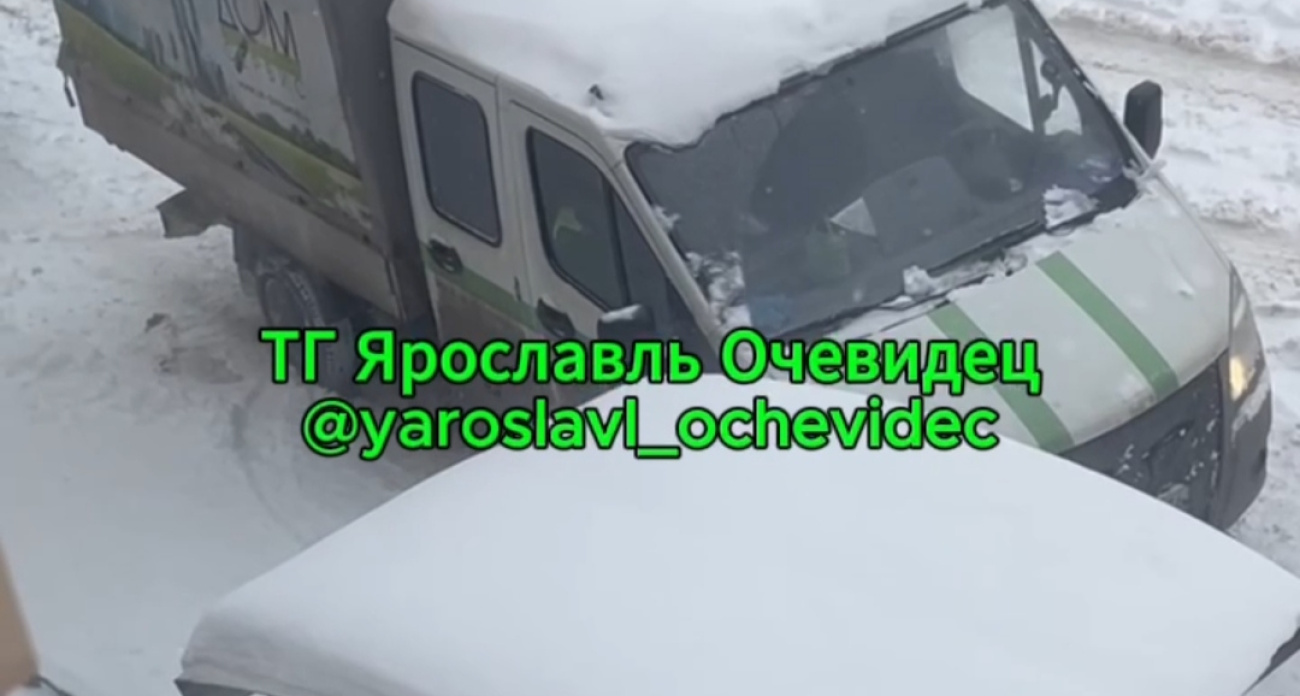 В ярославском дворе застряла машина управляющей компании