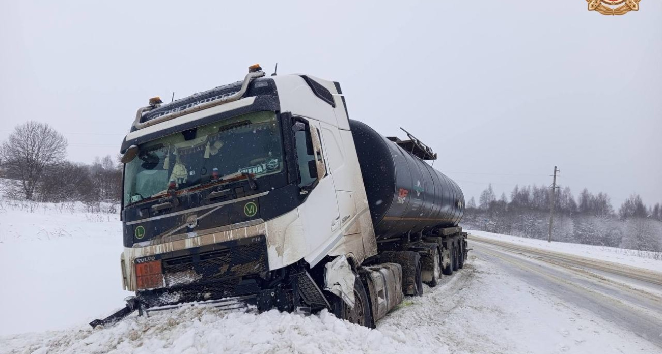 В аварии с тягачем под Ярославлем погибла женщина 