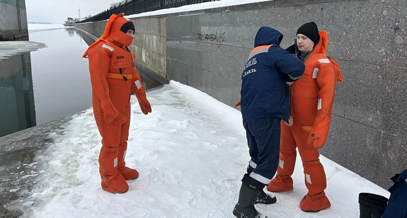 Ярославские спасатели провели тренировку перед Крещением: "Искали условно пострадавшего под водой"